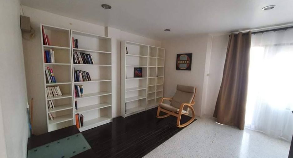For rent 4 bedrooms townhouse in Yan Nawa, Bangkok