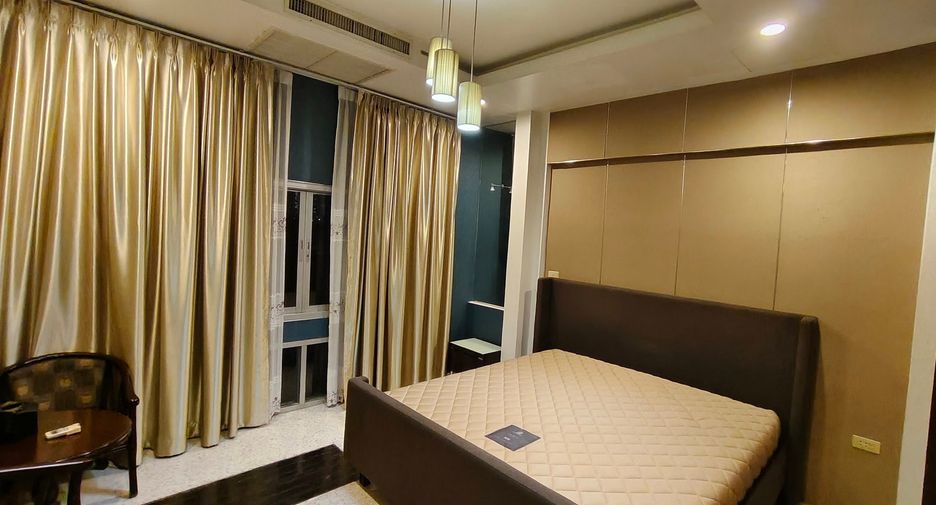 For rent 4 bedrooms townhouse in Yan Nawa, Bangkok