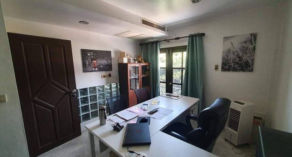 For rent 4 bedrooms townhouse in Yan Nawa, Bangkok