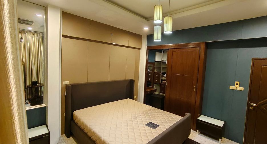 For rent 4 bedrooms townhouse in Yan Nawa, Bangkok