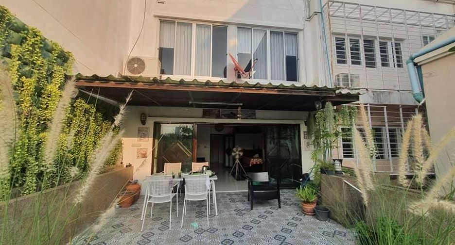 For rent 4 bedrooms townhouse in Yan Nawa, Bangkok