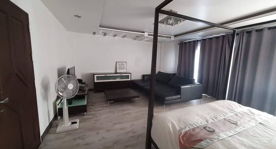 For rent 4 bedrooms townhouse in Yan Nawa, Bangkok