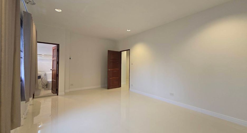 For rent 5 bedrooms townhouse in Khlong Toei, Bangkok