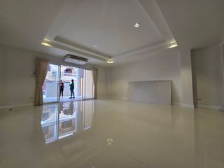 Reihenhaus zur Miete mit 5 Zimmer in Khlong Toei, Bangkok
