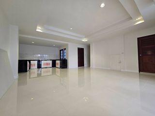 Reihenhaus zur Miete mit 5 Zimmer in Khlong Toei, Bangkok