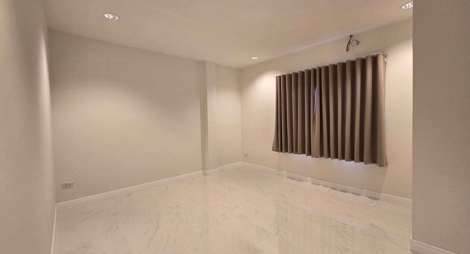 For rent 5 bedrooms townhouse in Khlong Toei, Bangkok