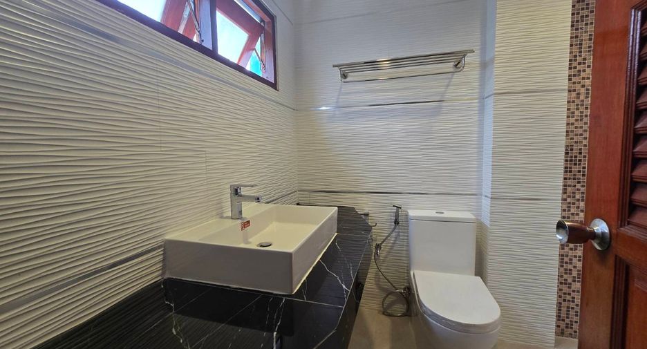 For rent 5 bedrooms townhouse in Khlong Toei, Bangkok