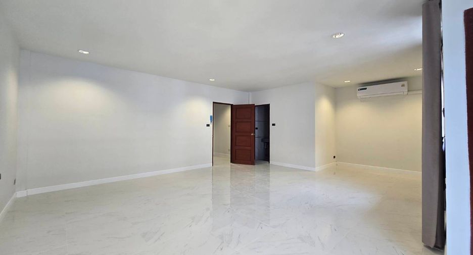 For rent 5 bedrooms townhouse in Khlong Toei, Bangkok