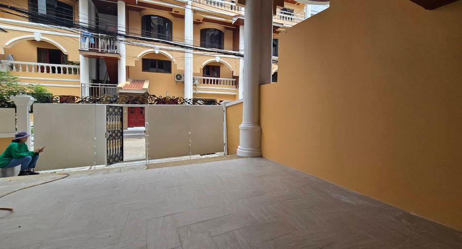 For rent 5 bedrooms townhouse in Khlong Toei, Bangkok