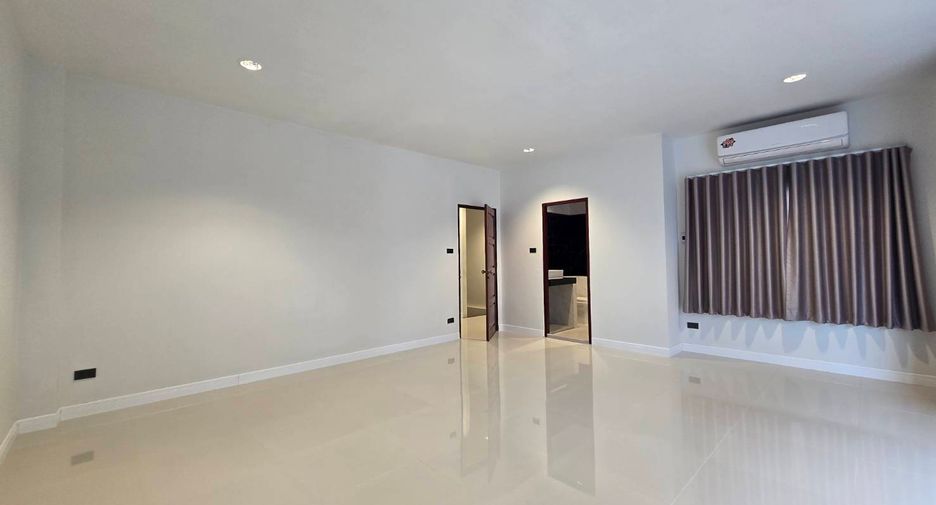 For rent 5 bedrooms townhouse in Khlong Toei, Bangkok