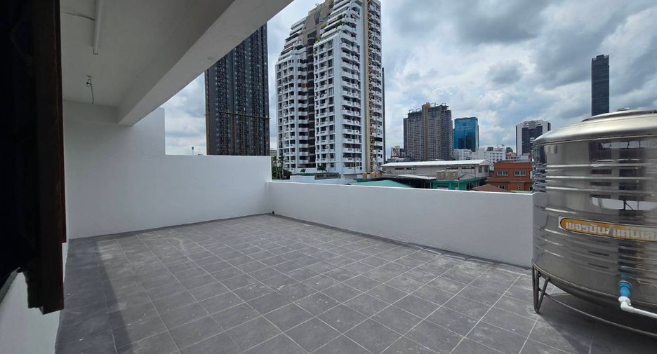 For rent 5 bedrooms townhouse in Khlong Toei, Bangkok