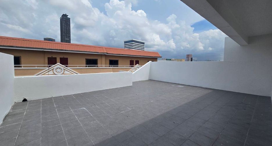 For rent 5 bedrooms townhouse in Khlong Toei, Bangkok