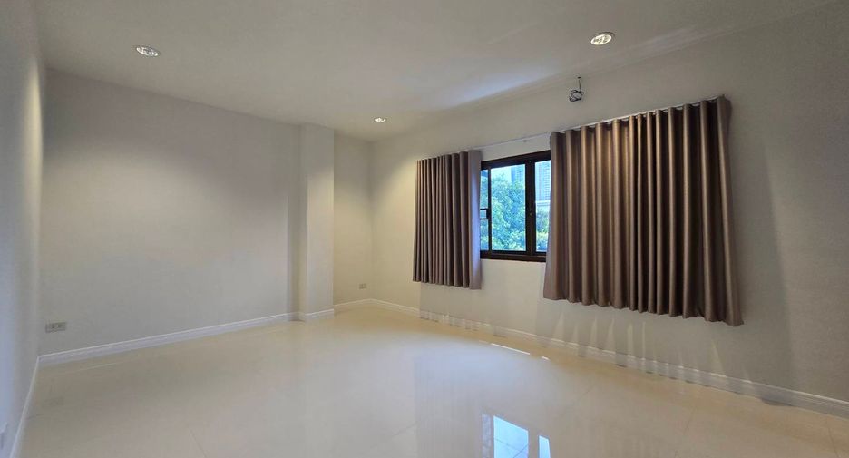For rent 5 bedrooms townhouse in Khlong Toei, Bangkok