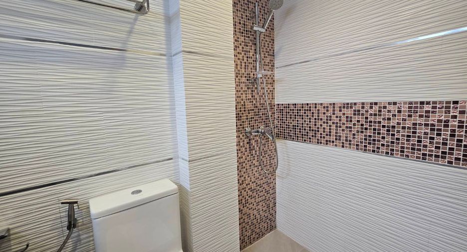 For rent 5 bedrooms townhouse in Khlong Toei, Bangkok