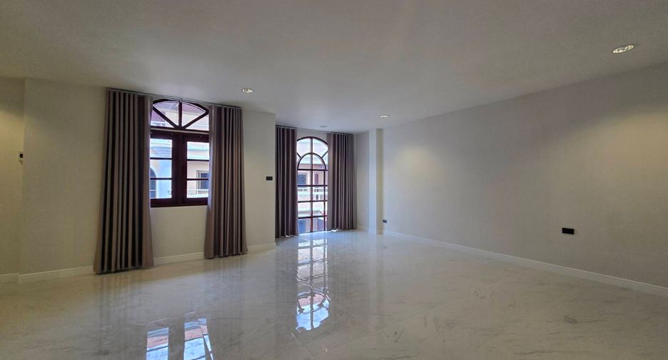 For rent 5 bedrooms townhouse in Khlong Toei, Bangkok