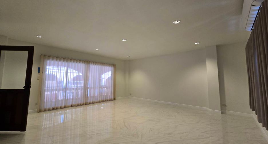 For rent 5 bedrooms townhouse in Khlong Toei, Bangkok