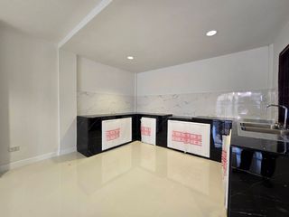 Reihenhaus zur Miete mit 5 Zimmer in Khlong Toei, Bangkok
