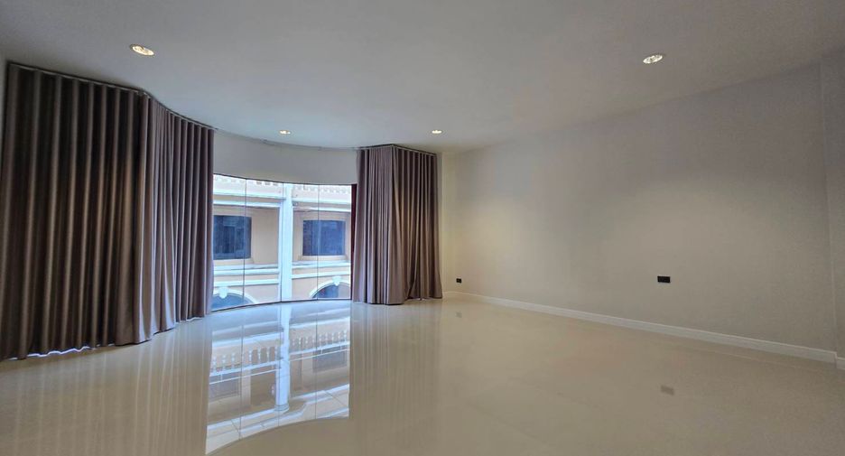 For rent 5 bedrooms townhouse in Khlong Toei, Bangkok