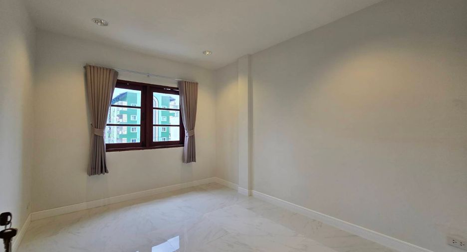 For rent 5 bedrooms townhouse in Khlong Toei, Bangkok