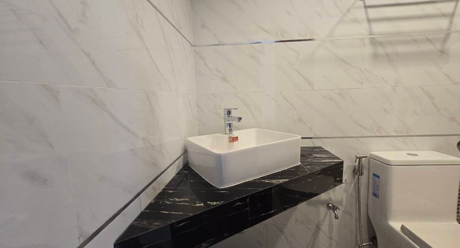 For rent 5 bedrooms townhouse in Khlong Toei, Bangkok