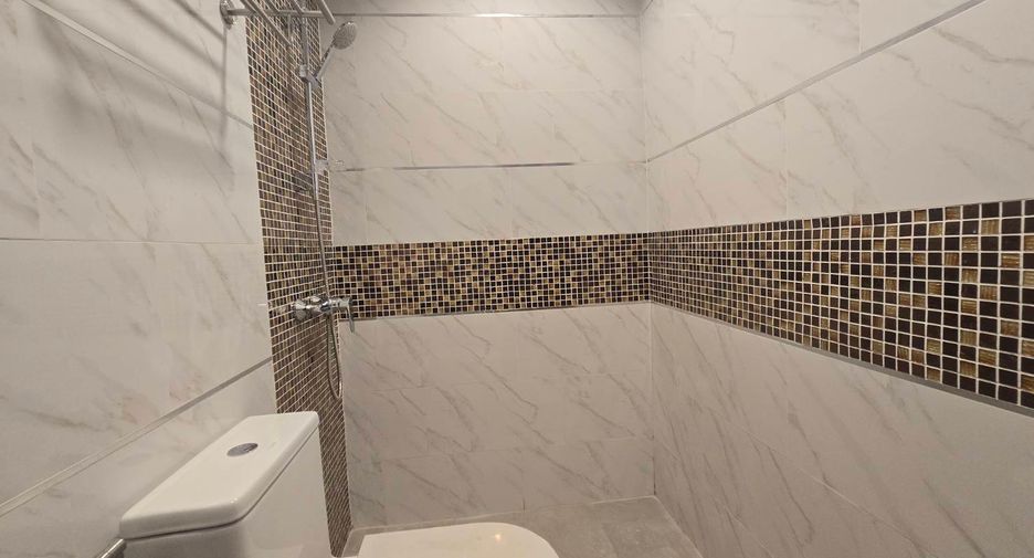 For rent 5 bedrooms townhouse in Khlong Toei, Bangkok