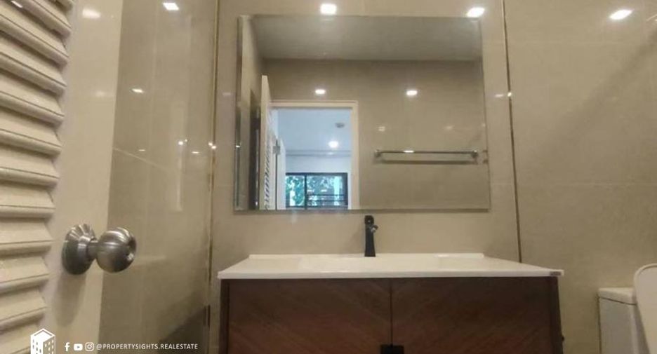 For rent 2 bedrooms condo in Pathum Wan, Bangkok