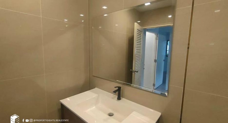 For rent 2 bedrooms condo in Pathum Wan, Bangkok