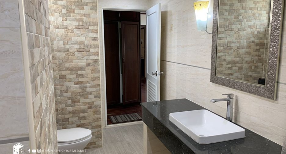 Condo en alquiler de 3 habitaciones en Khlong Toei, Bangkok