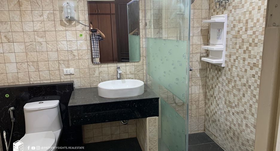 Condo en alquiler de 3 habitaciones en Khlong Toei, Bangkok