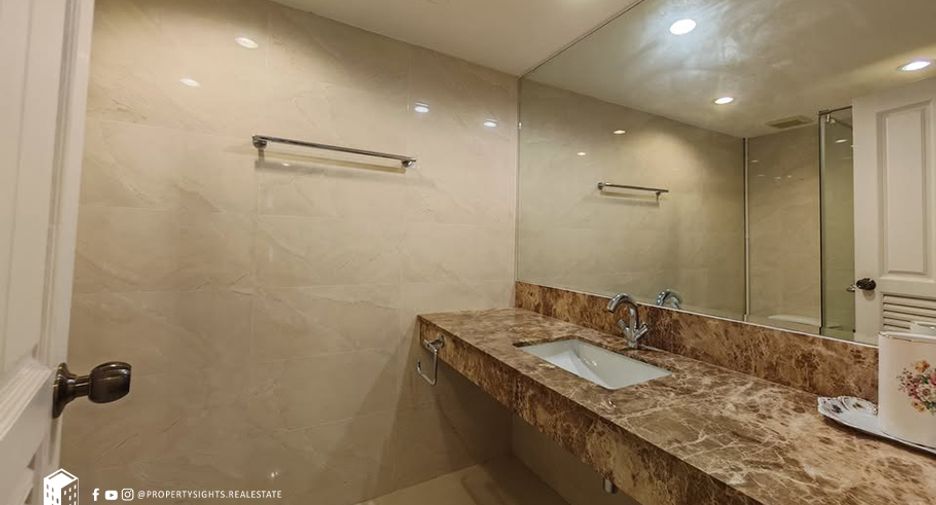 For rent 2 bedrooms condo in Pathum Wan, Bangkok