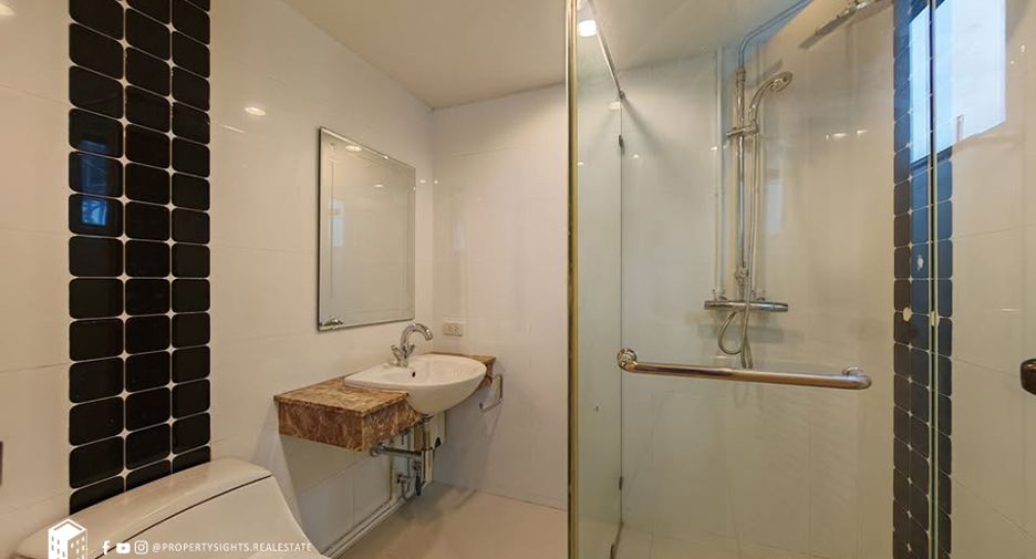 For rent 2 bedrooms condo in Pathum Wan, Bangkok