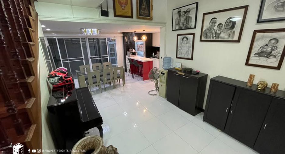 À louer 4 chambres maison de ville à Khlong Toei, Bangkok