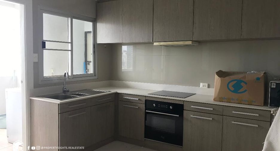 For rent 3 bedrooms condo in Watthana, Bangkok