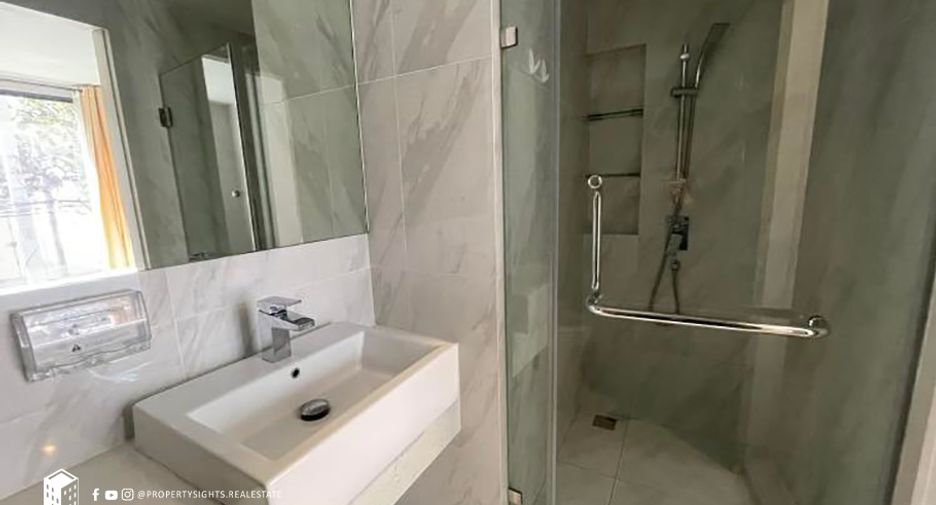 For sale 1 bed condo in Khlong Toei, Bangkok