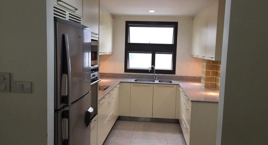 For rent 3 bedrooms condo in Pathum Wan, Bangkok
