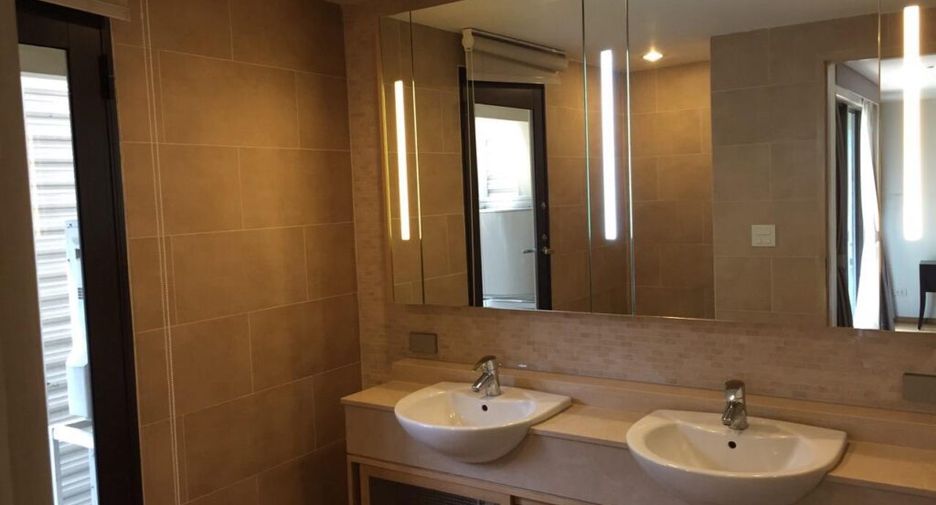 For rent 3 bedrooms condo in Pathum Wan, Bangkok