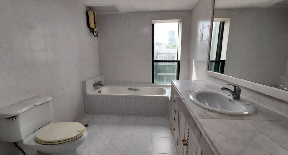 For rent 3 bedrooms condo in Pathum Wan, Bangkok