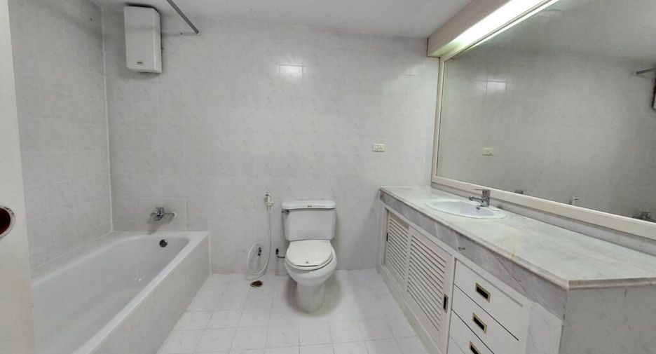 For rent 3 bedrooms condo in Pathum Wan, Bangkok