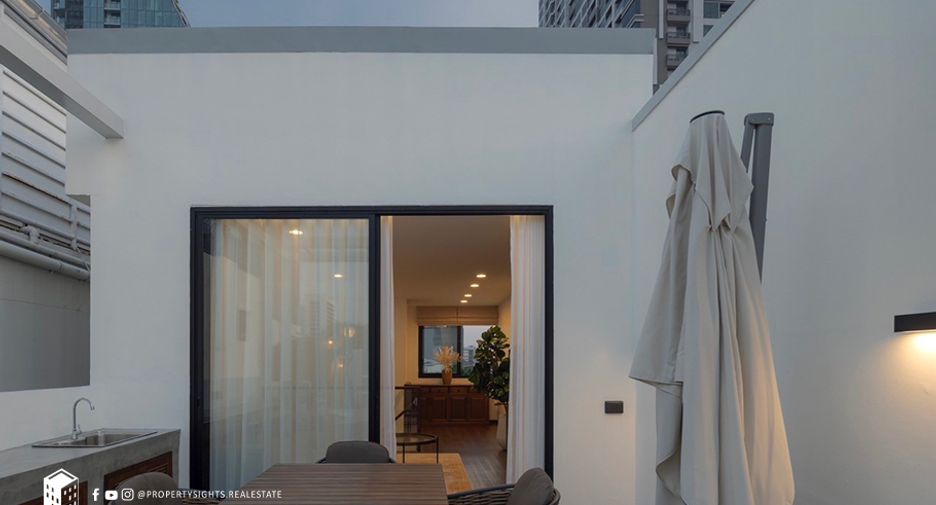 For rent 3 bedrooms townhouse in Bang Rak, Bangkok