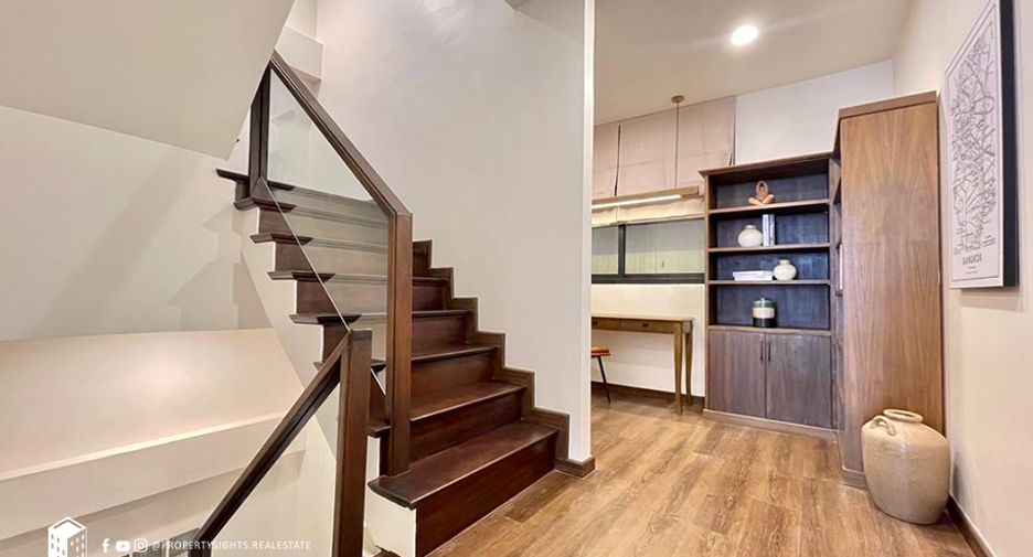 For rent 3 bedrooms townhouse in Bang Rak, Bangkok