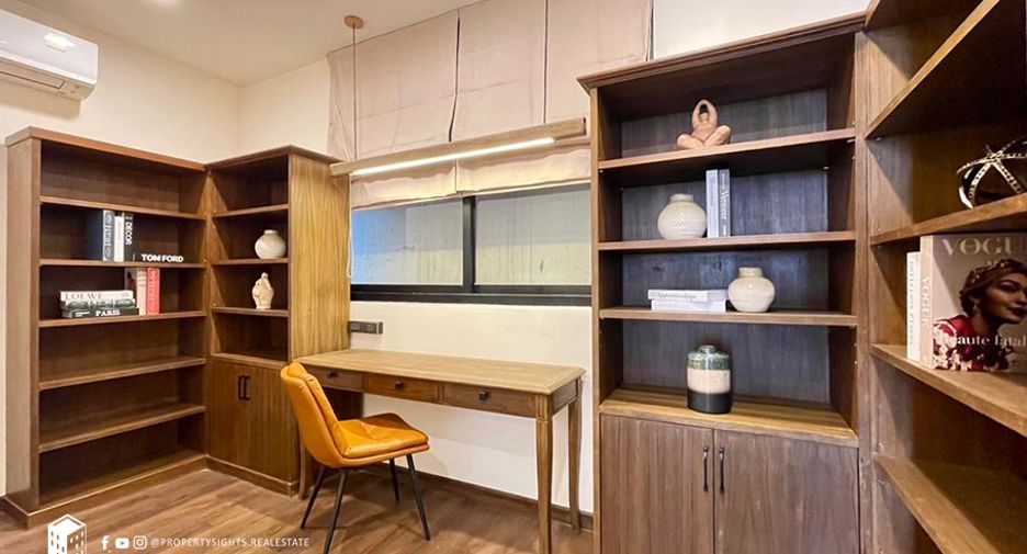 For rent 3 bedrooms townhouse in Bang Rak, Bangkok