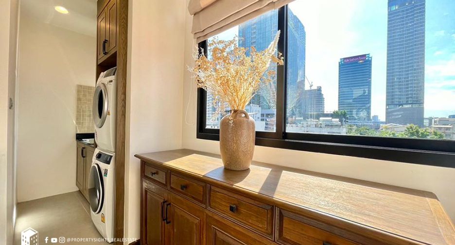For rent 3 bedrooms townhouse in Bang Rak, Bangkok
