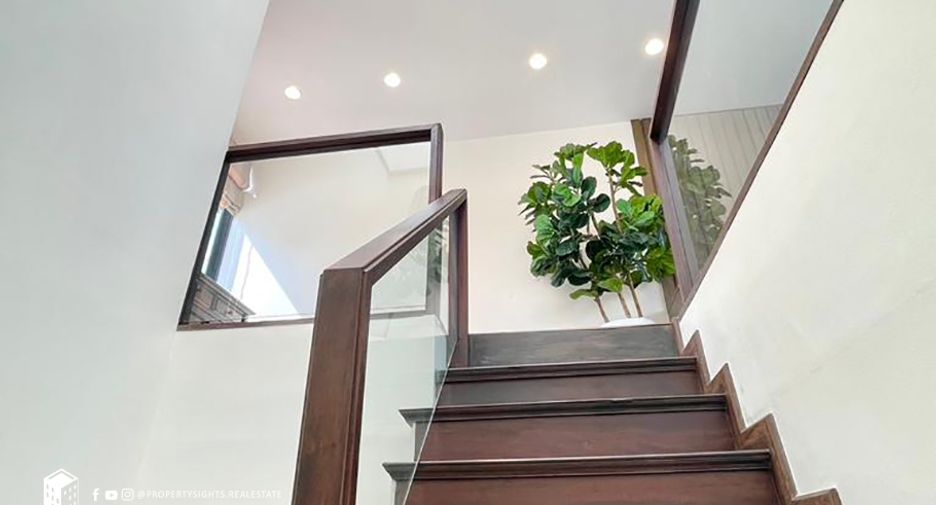 For rent 3 bedrooms townhouse in Bang Rak, Bangkok