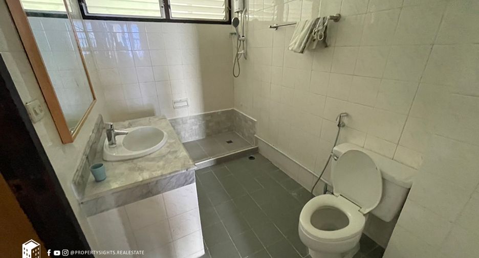 For rent 3 bedrooms condo in Khlong Toei, Bangkok