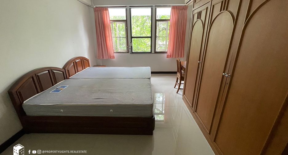 For rent 3 bedrooms condo in Khlong Toei, Bangkok
