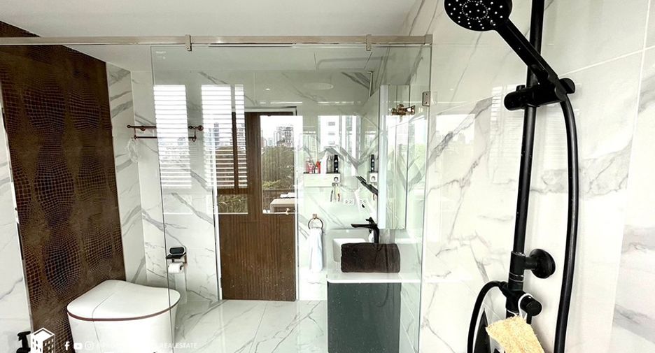 Condo en alquiler de 3 habitaciones en Watthana, Bangkok