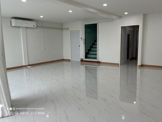 Reihenhaus zur Miete mit 3 Zimmer in Khlong Toei, Bangkok