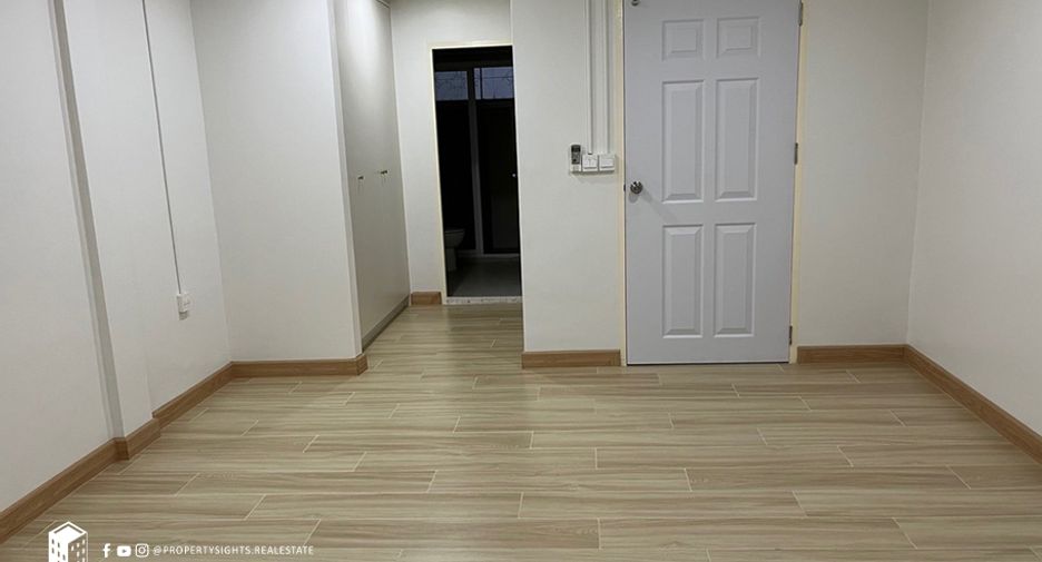 For rent 3 bedrooms townhouse in Khlong Toei, Bangkok