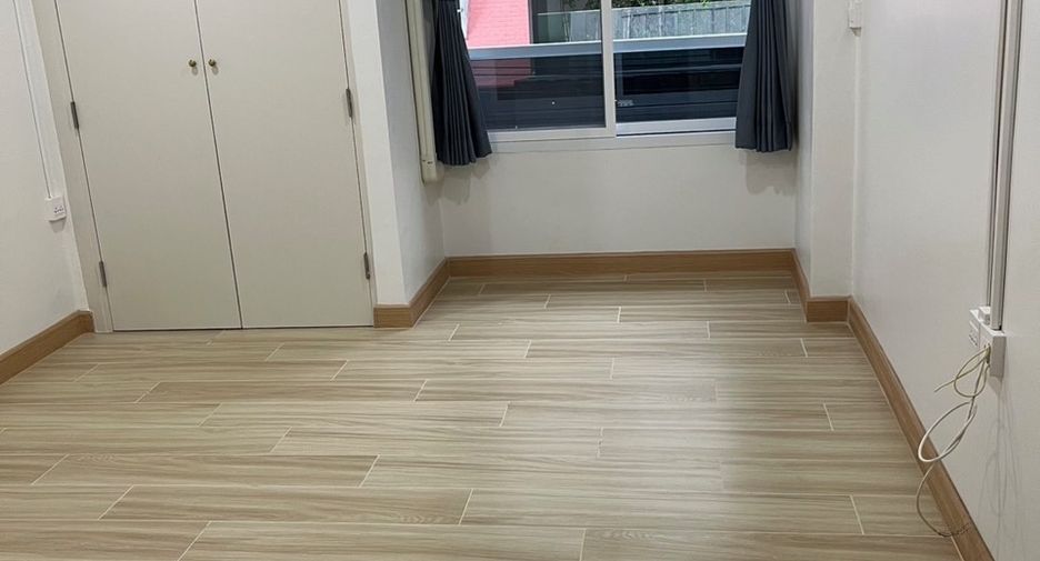 For rent 3 bedrooms townhouse in Khlong Toei, Bangkok