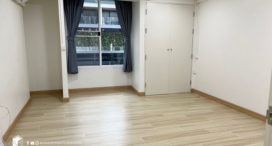 For rent 3 bedrooms townhouse in Khlong Toei, Bangkok